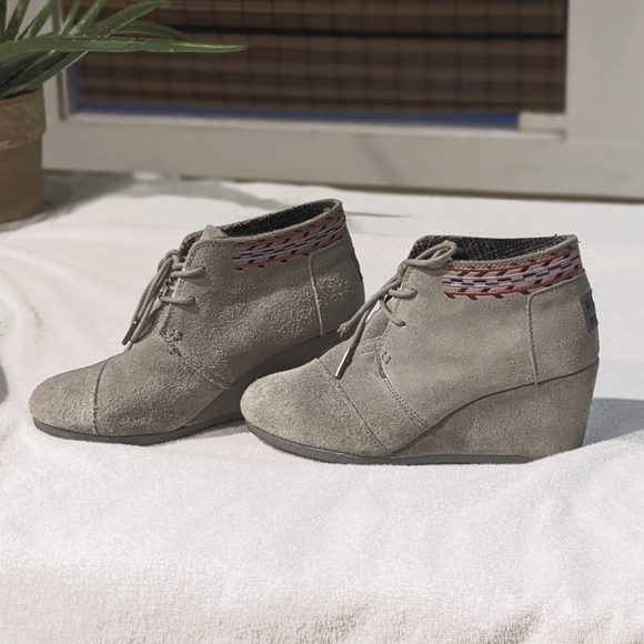 Tom's Desert Wedge,Lace-Up Ankle Boot,Gray Suede Leather,Aztec Trim Women Size 7 - Picture 4 of 9